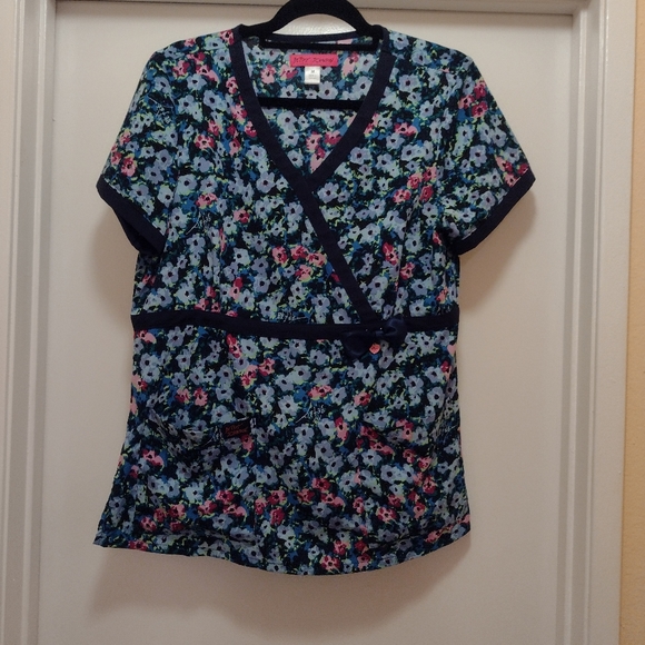 Betsy Johnson scrub top with charm sz M - Picture 3 of 10